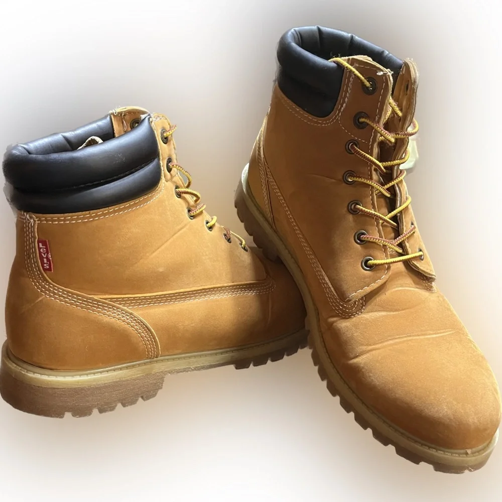 NWOT Levi’s Tan Boots Levi main image 3